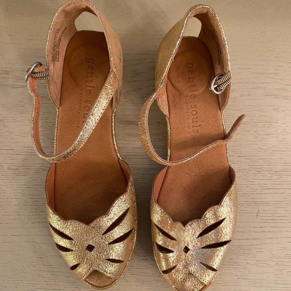 Gentle Souls by Kenneth Cole gold leather sandal with wedge, 7M